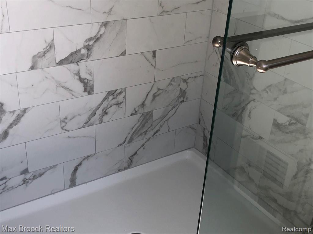 6455 Noble Road West Bloomfield, MI 48322 - Photo 34 of 44