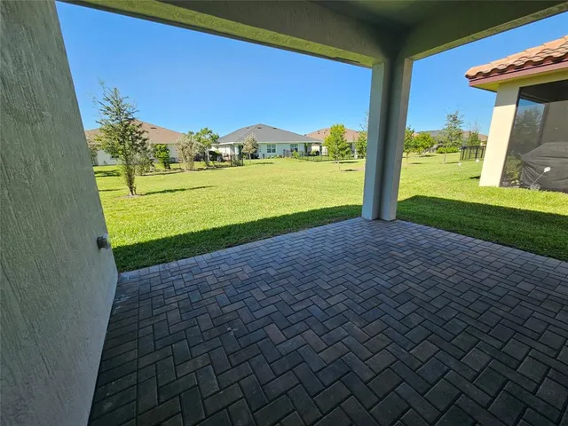 a view of a big room with a big yard