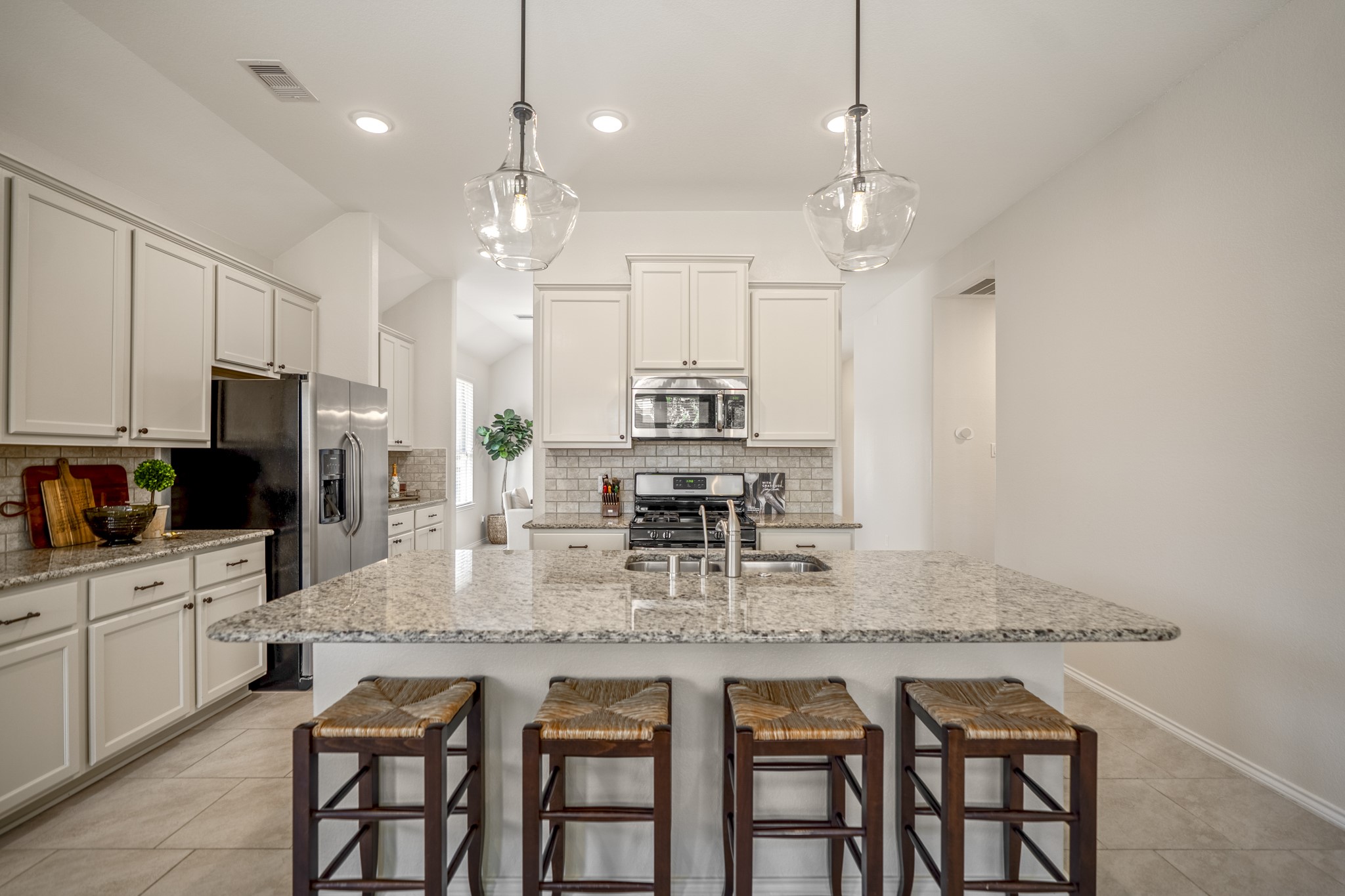 5522 Glenfield Spring Lane Spring, TX 77389 - Photo 6 of 46 Plentiful seating at this large island is appreciated!