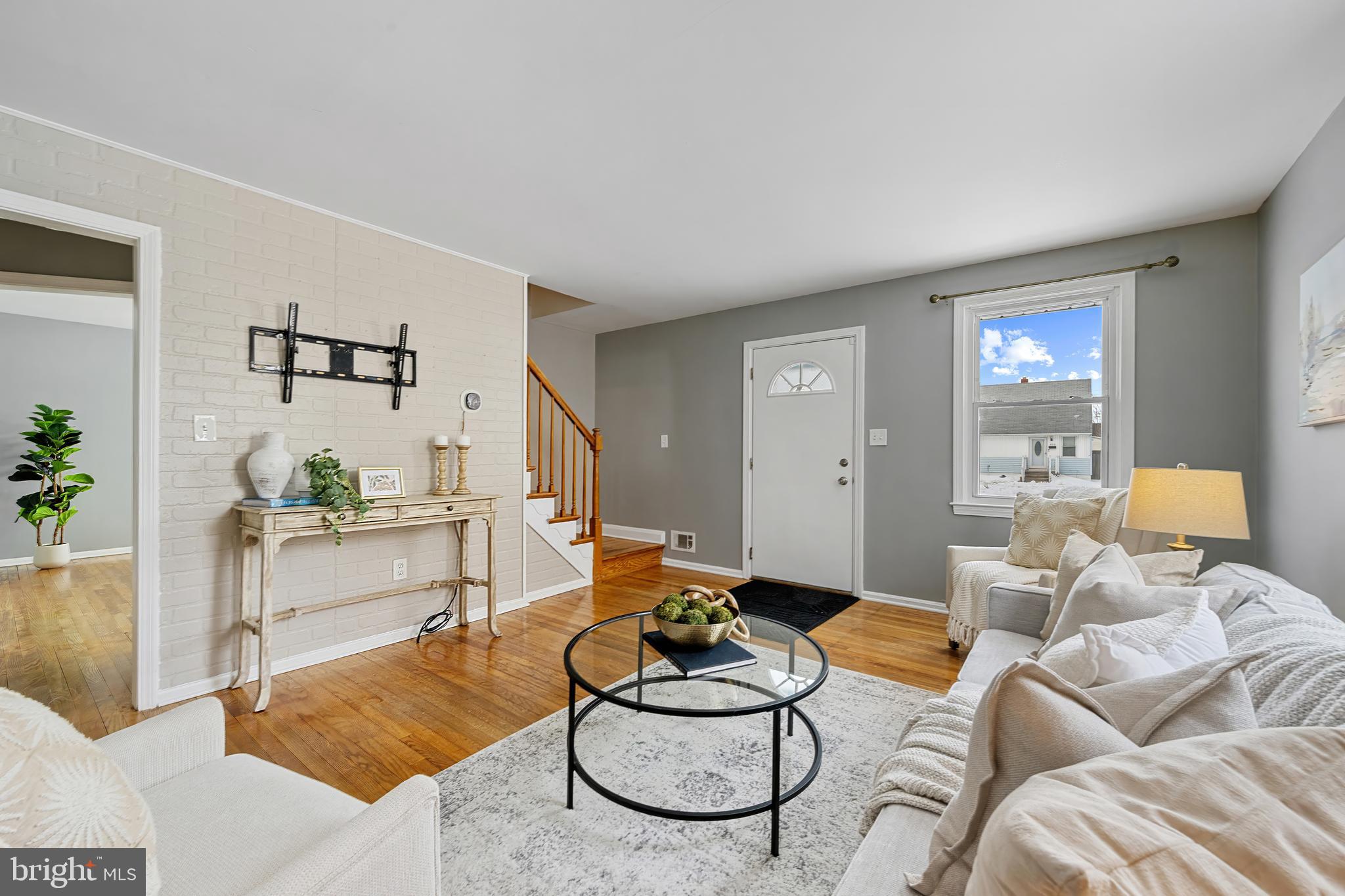 911 Homberg Avenue Baltimore, MD 21221 - Photo 7 of 28 a living room with furniture and a potted plant