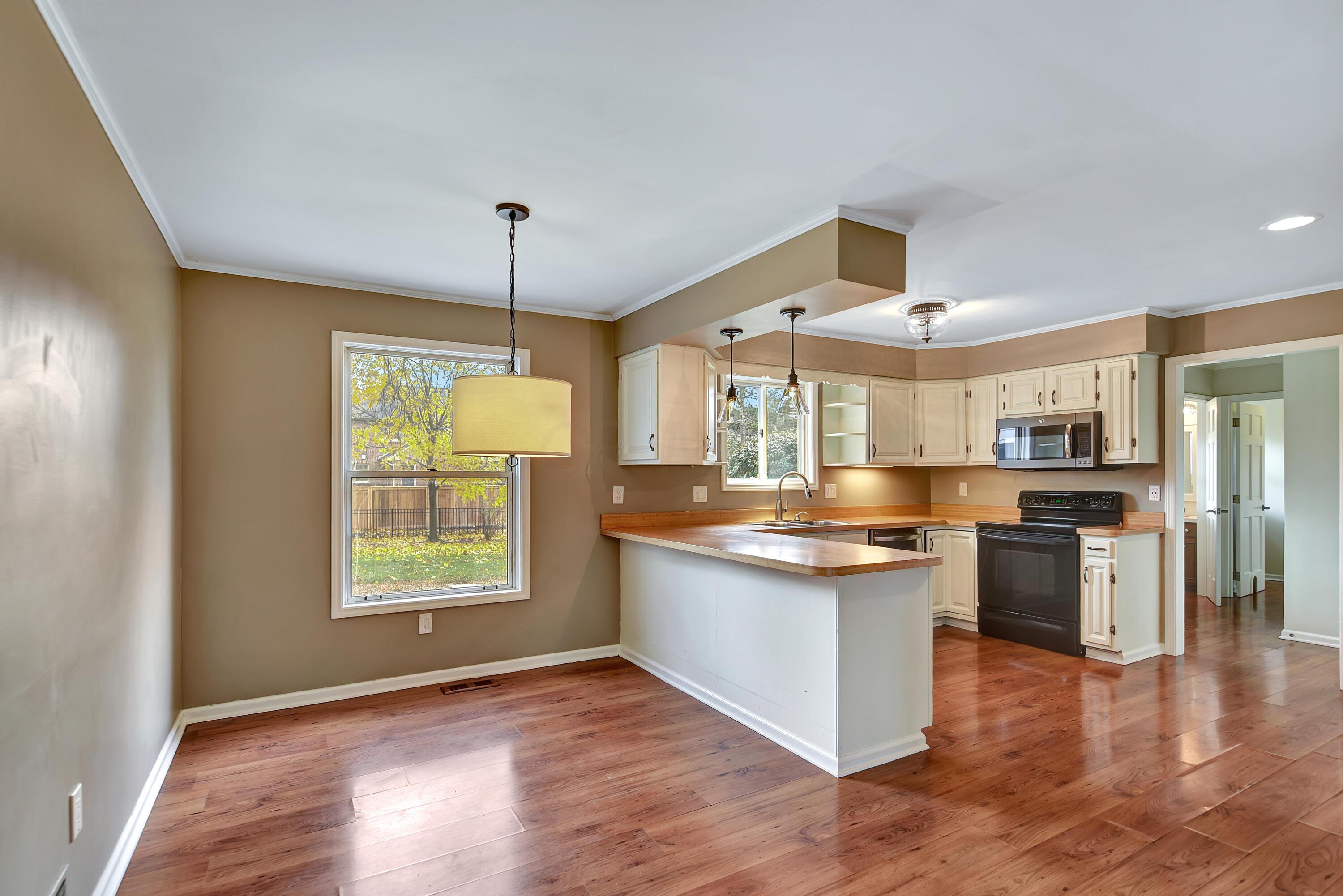 2371 Sandover Road Columbus, OH 43220 - Photo 12 of 51 Kitchen and Eating Space