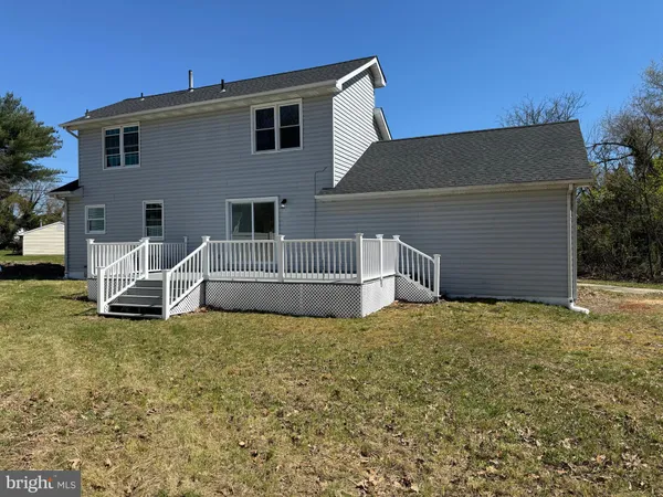 a view of a house with backyard