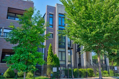 $750,000 | 1330 West Hubbard Street, Unit 2, Chicago, IL 60642