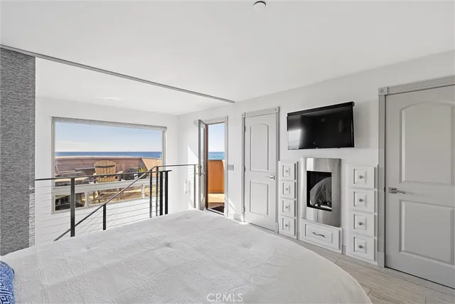 a en suite bathroom with double sink and a mirror
