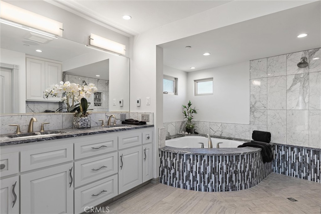 3352 Studio Drive Cayucos, CA 93430 - Photo 33 of 55 a bathroom with a tub sink and mirror