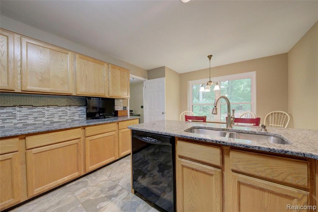 8164 Rattalee Lake Road Clarkston, MI 48348 - Photo 28 of 96