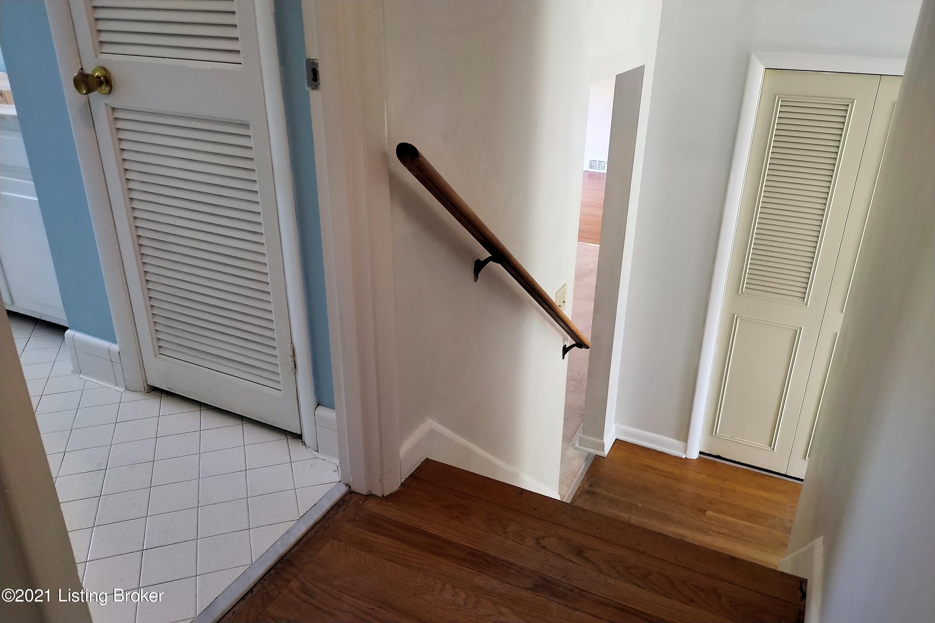 6503 Ridge Cliff Road Louisville, KY 40228 - Photo 22 of 55 Upper_level_hallway