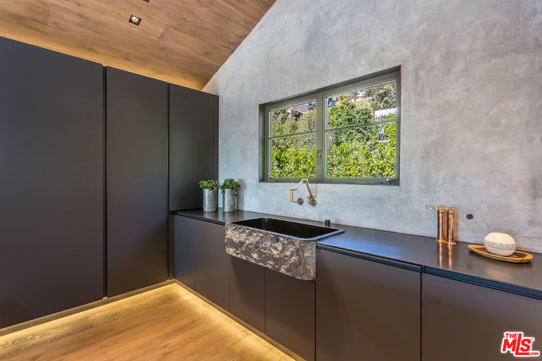 1707 Rising Glen Road Los Angeles, CA 90069 - Photo 23 of 54
