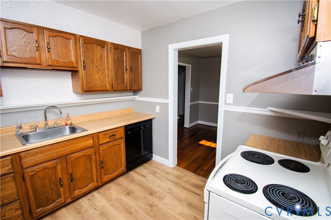 6800 Three Chopt Road Richmond, VA 23226 - Photo 17 of 26 Wood-finish flooring, wood cabinetry, stainless st