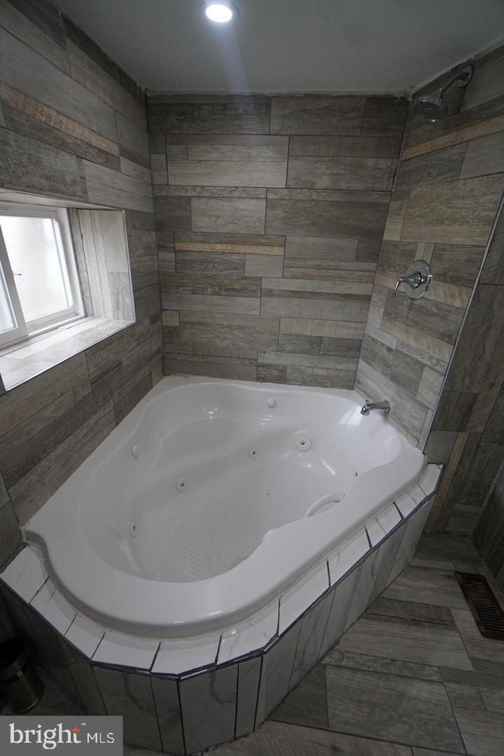 121 Walnut Avenue Croydon, PA 19021 - Photo 18 of 32 First floor bathroom
