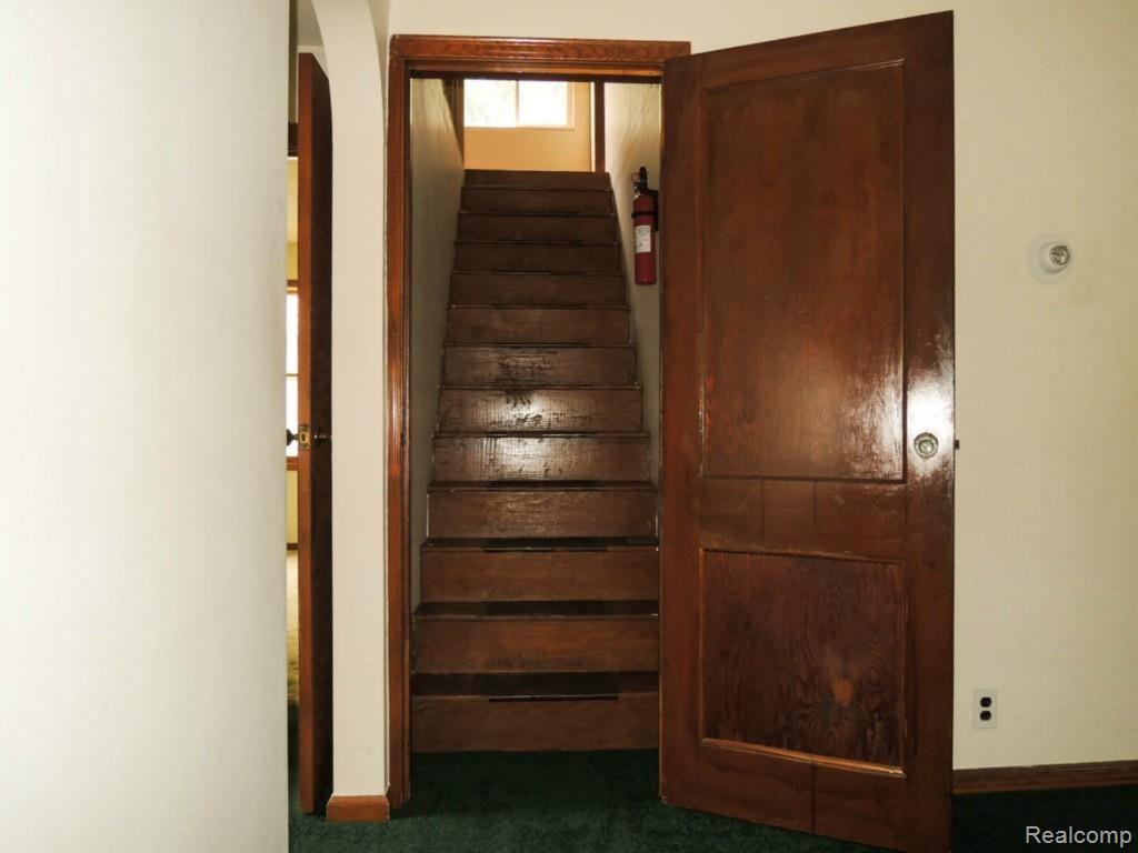 4296 Marcus Road Waterford, MI 48329 - Photo 31 of 42 Bungalowstairs.jpg