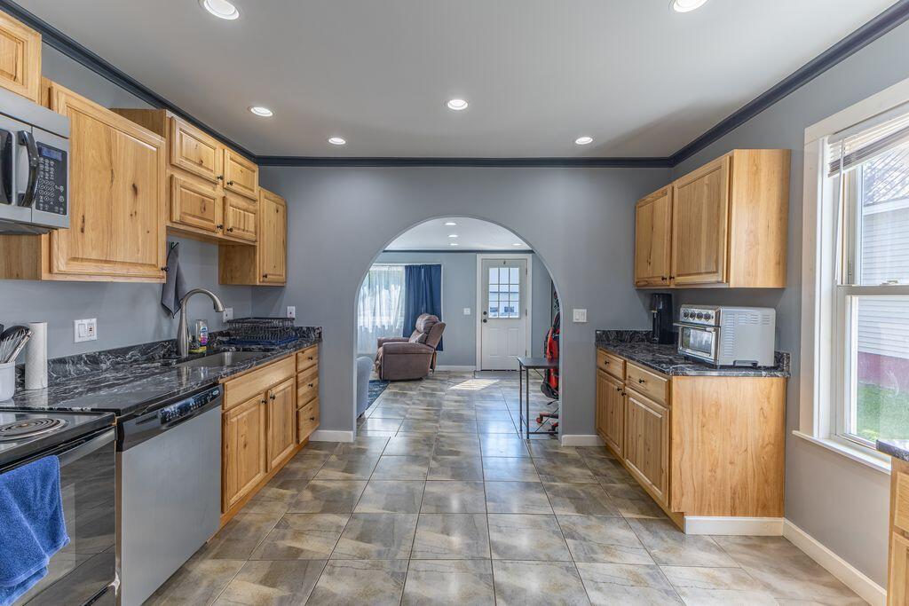 177 Birch Street Bangor, ME 04401 - Photo 6 of 31 eSAf_LqQ