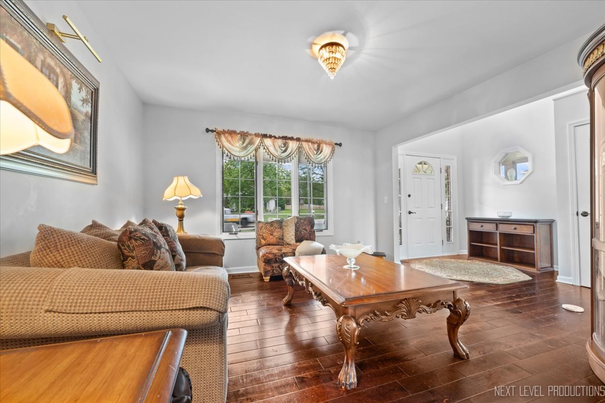 1285 O'Connell Circle New Lenox, IL 60451 - Photo 8 of 42 a living room with furniture and a table