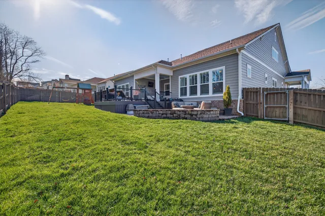 a view of a house with backyard