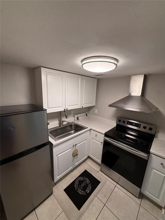 942 Lake Destiny Road, Unit B Altamonte Springs, FL 32714 - Photo 4 of 14 a kitchen with a stove and a sink