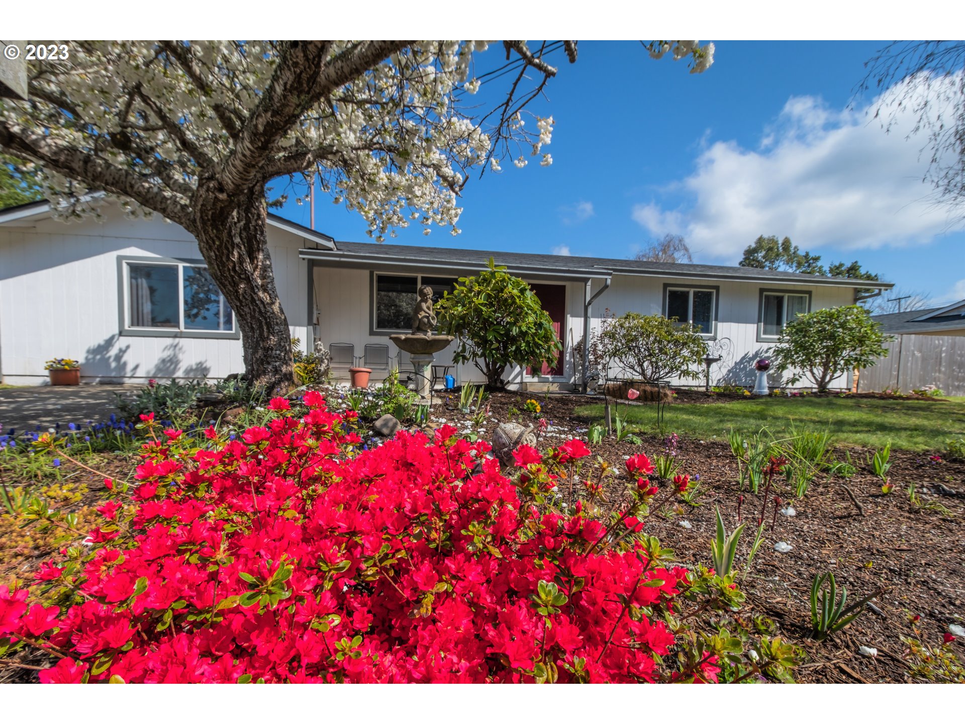 2035 16th Street Florence, OR 97439 - Photo 26 of 30 a front view of house with yard