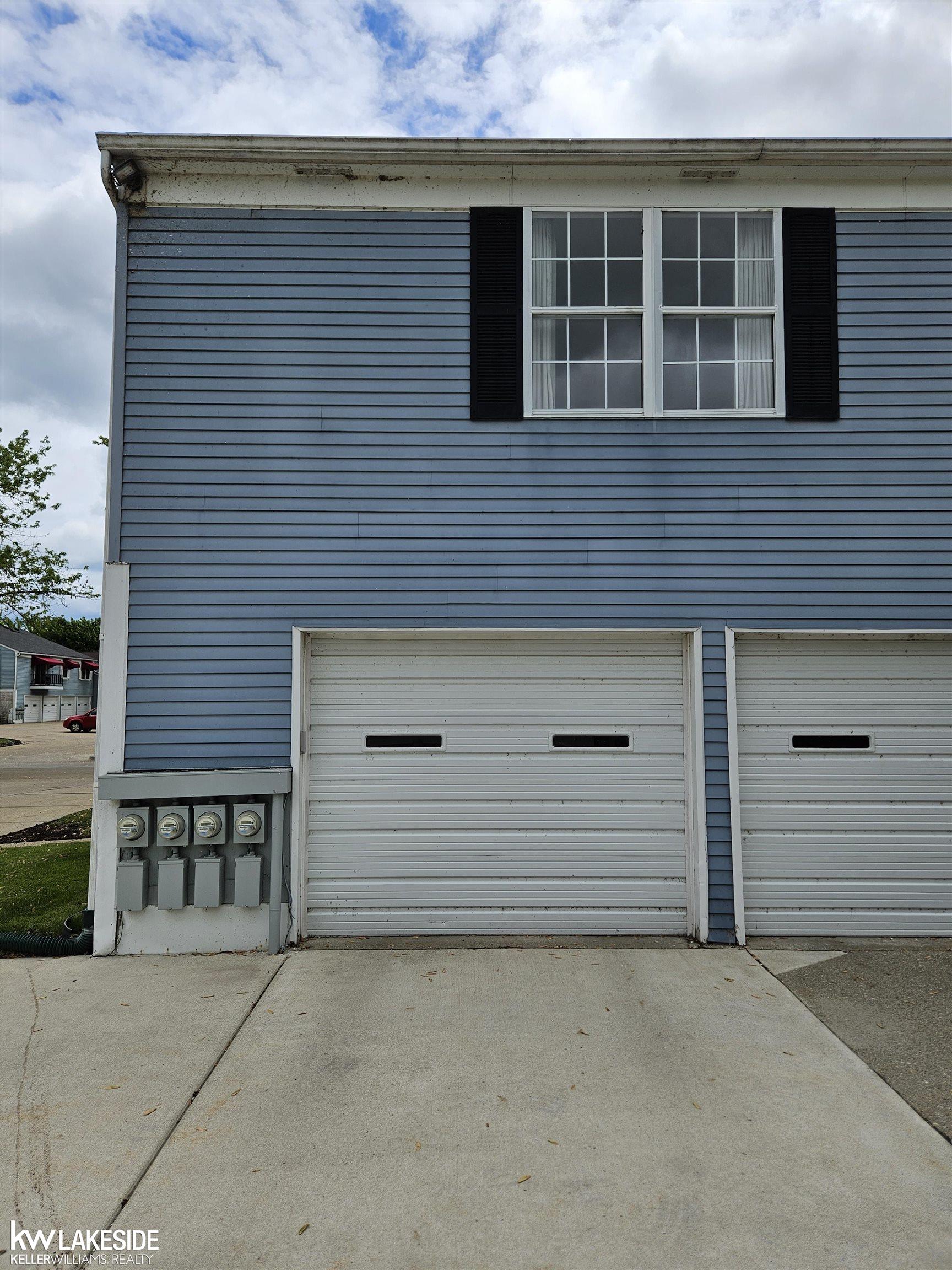 24633 Spring Lane Harrison Township, MI 48045 - Photo 3 of 20 50175958-e5515fb0-3333-432f-9475-8c8ea01d13a2.JPG