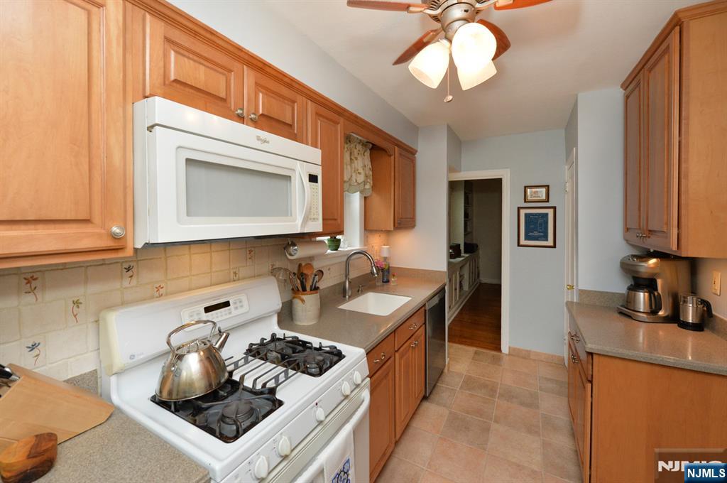 418 Burlington Road Paramus, NJ 07652 - Photo 13 of 30