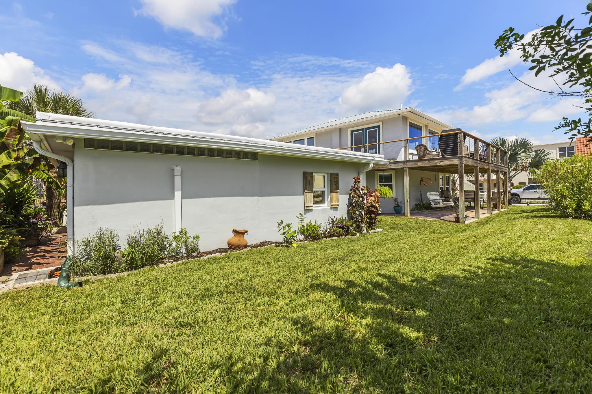 7 16th Street St. Augustine, FL 32080 - Photo 34 of 61 a front view of a house with garden