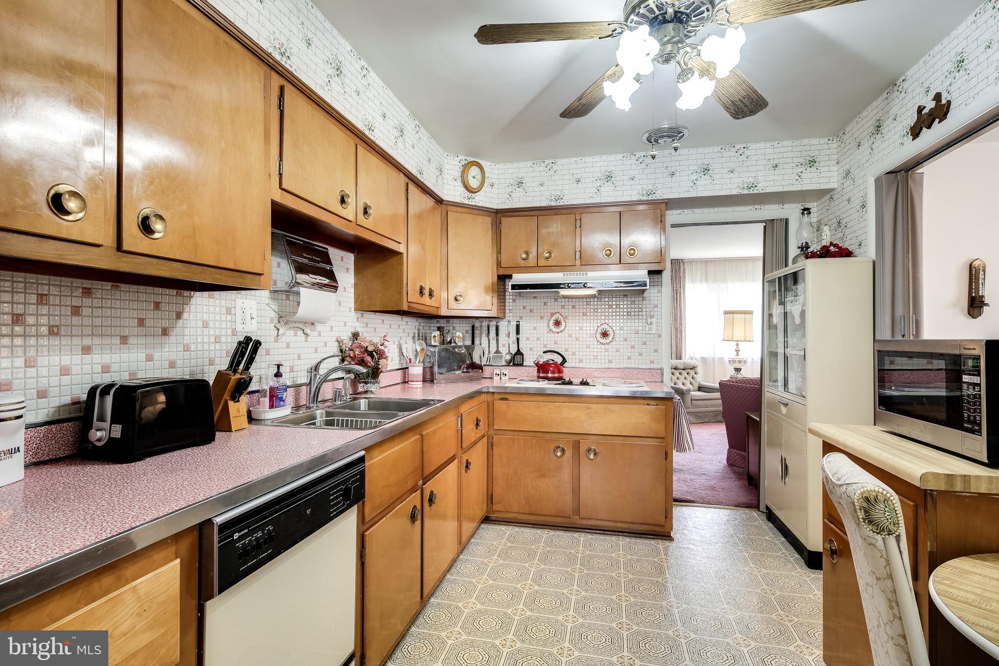 11100 Easecrest Drive Silver Spring, MD 20902 - Photo 6 of 34 KITCHEN