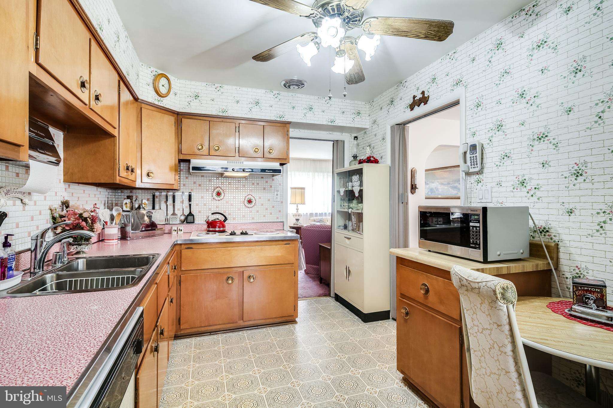 11100 Easecrest Drive Silver Spring, MD 20902 - Photo 7 of 34 KITCHEN