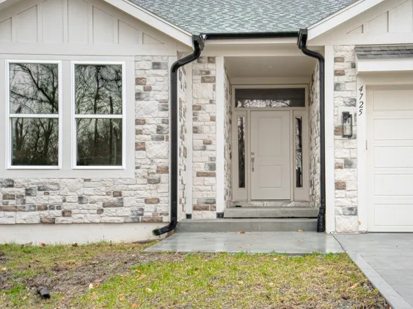$529,950 | 4725 Northeast Winn Road, Kansas City, MO 64117