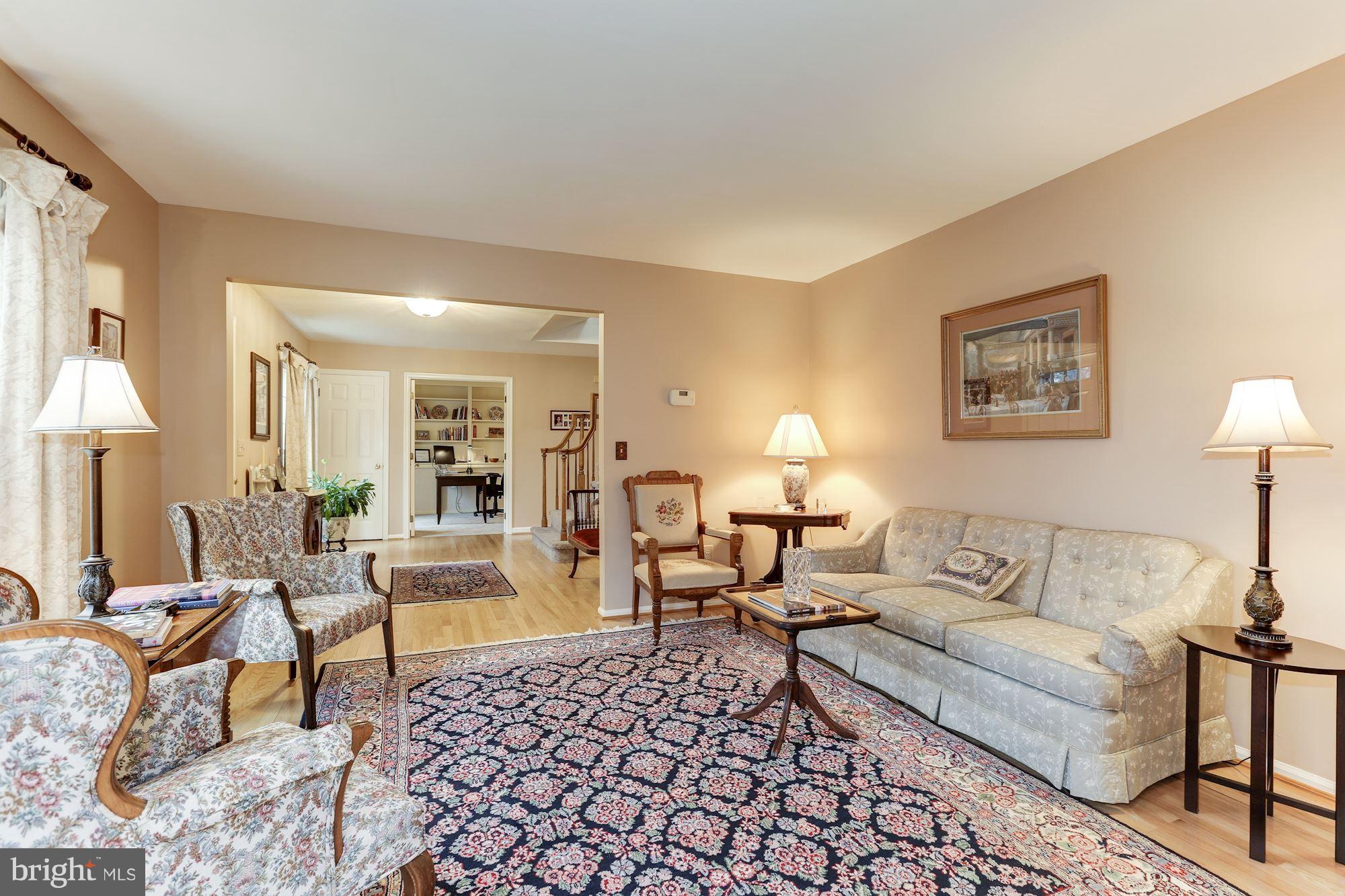 117 Hamilton Road Sterling, VA 20165 - Photo 4 of 30 Living Room