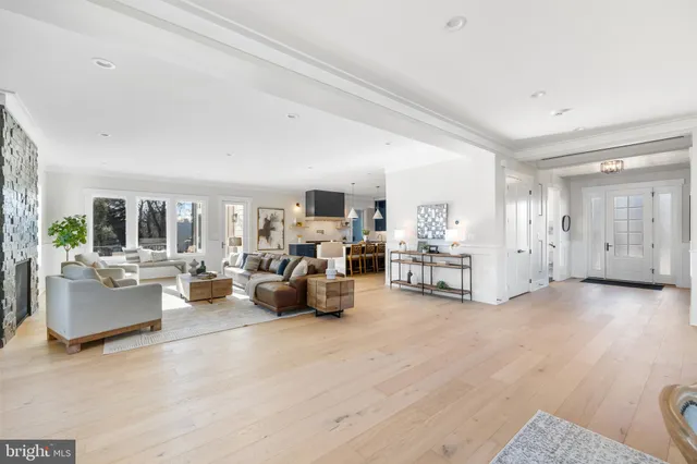 $2,095,000 | 2855 Oak Knoll Drive, Falls Church, VA 22042