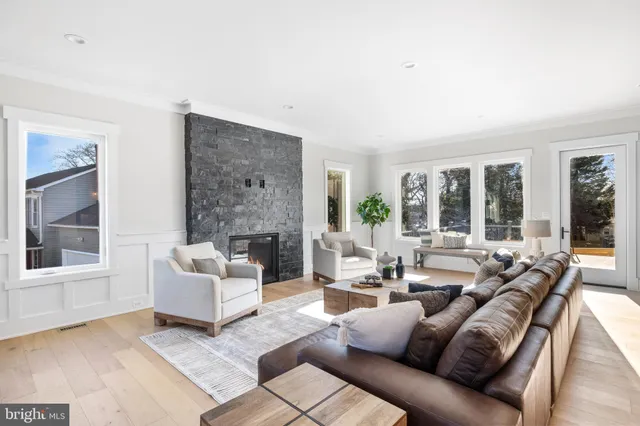 $2,095,000 | 2855 Oak Knoll Drive, Falls Church, VA 22042