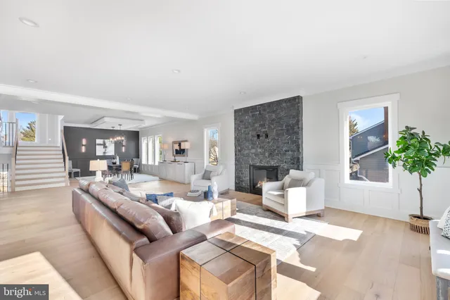 $2,095,000 | 2855 Oak Knoll Drive, Falls Church, VA 22042