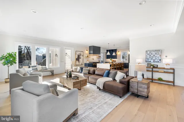 $2,095,000 | 2855 Oak Knoll Drive, Falls Church, VA 22042