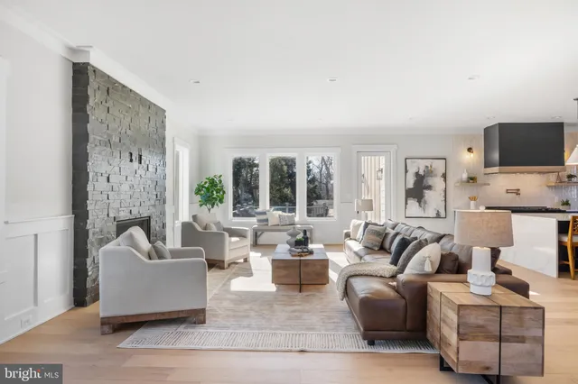 $2,095,000 | 2855 Oak Knoll Drive, Falls Church, VA 22042