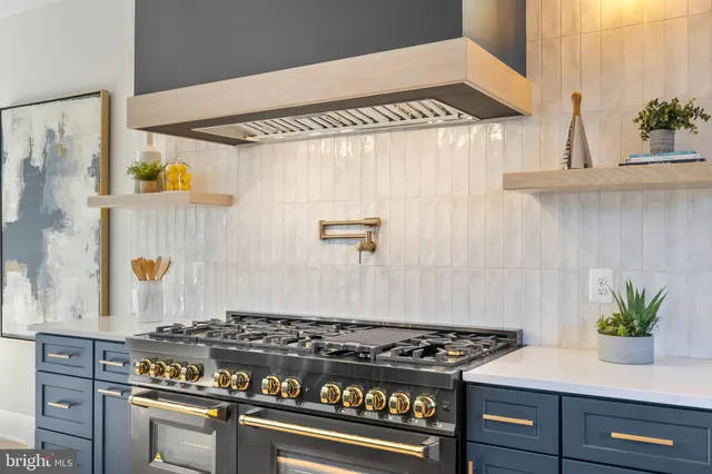 $2,095,000 | 2855 Oak Knoll Drive, Falls Church, VA 22042