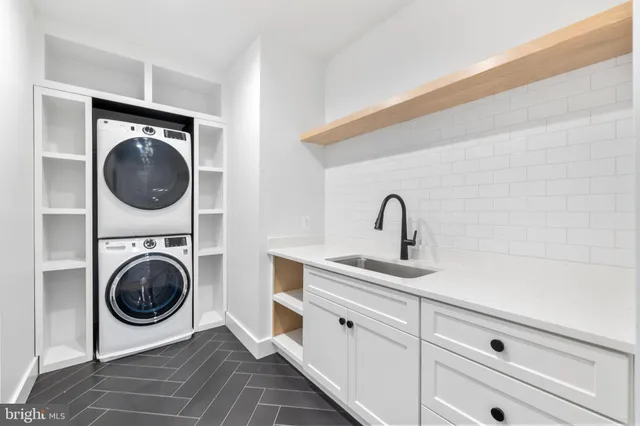 $2,095,000 | 2855 Oak Knoll Drive, Falls Church, VA 22042