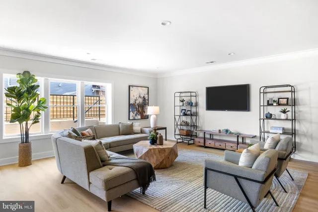 $2,095,000 | 2855 Oak Knoll Drive, Falls Church, VA 22042