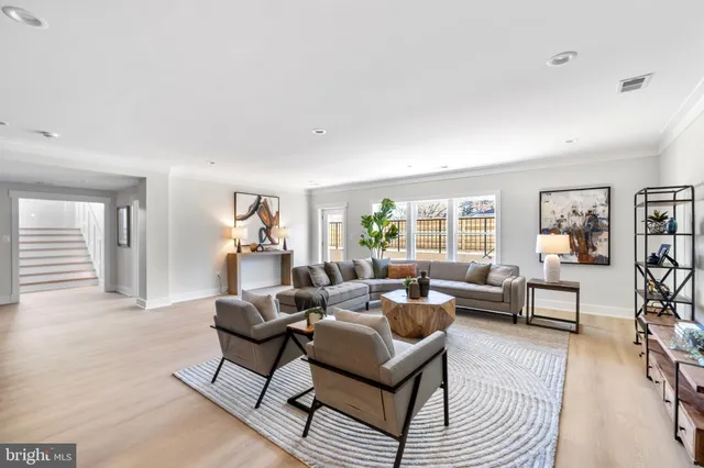 $2,095,000 | 2855 Oak Knoll Drive, Falls Church, VA 22042