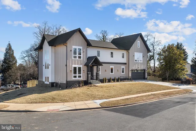 $2,095,000 | 2855 Oak Knoll Drive, Falls Church, VA 22042