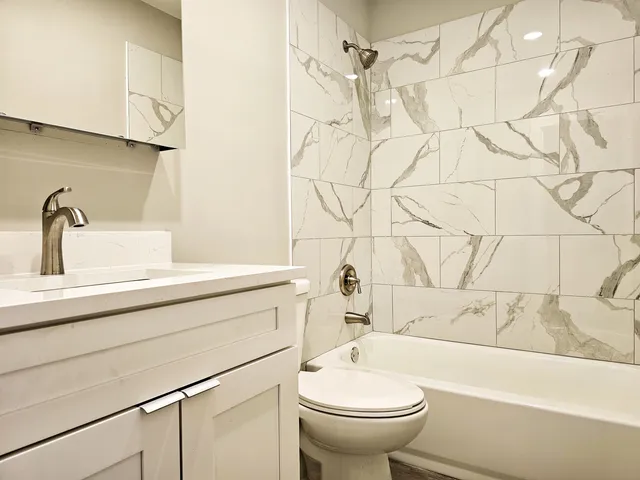 $2,100 | 10457 Dearlove Road, Unit 1A, Glenview, IL 60025