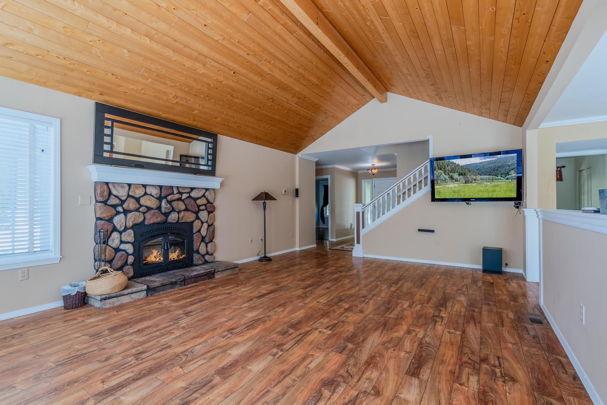 7888 Redthorne Road Rogue River, OR 97537 - Photo 10 of 48 Living Room 2