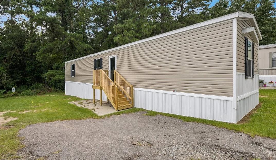 600 Ermine Road West Columbia, SC 29170 - Photo 4 of 20 Manufactured / mobile home featuring a front yard and view of scattered trees
