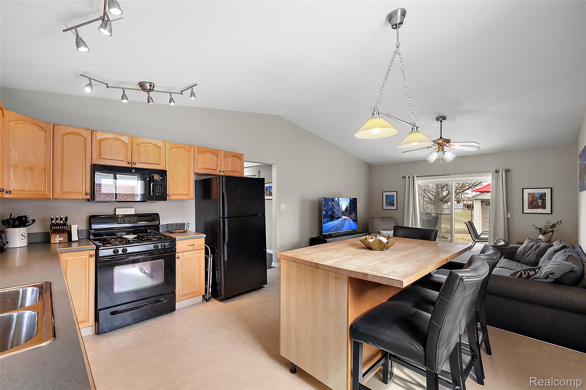 2386 Milverton Road Troy, MI 48083 - Photo 19 of 65 Kitchen (4)