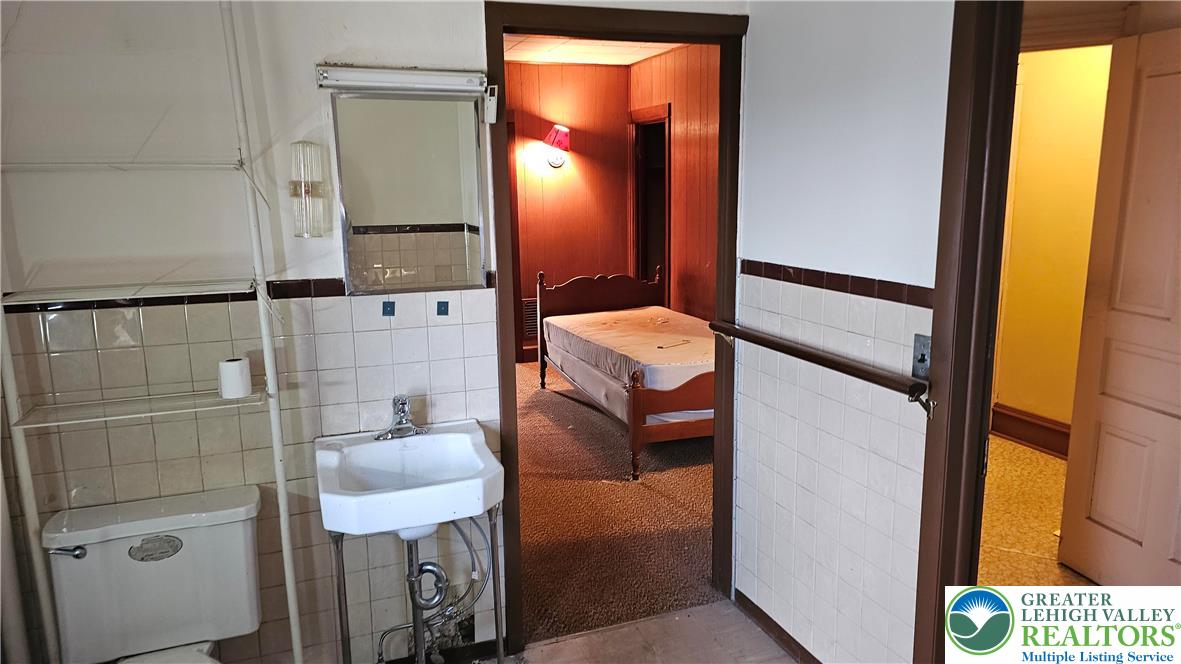 415 Stoneman Street Bethlehem, PA 18015 - Photo 35 of 45 a bathroom with a tub and a mirror