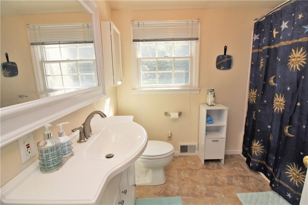 1222 Silver Lane McKees Rocks, PA 15136 - Photo 16 of 20 Full Bath - upper floor
