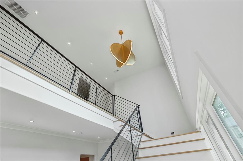 825 Kenry Court Atlanta, GA 30342 - Photo 28 of 50 a view of entryway