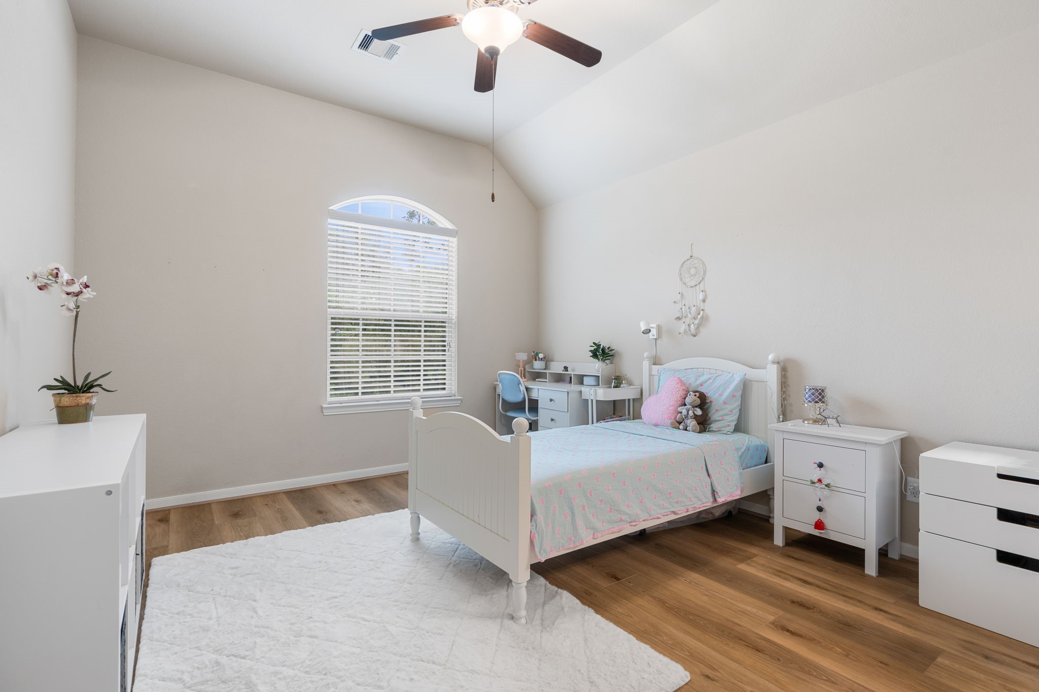 11 Pintuck Place Spring, TX 77389 - Photo 27 of 40 a bedroom with a bed and a dresser