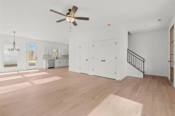 a view of empty room with a ceiling fan