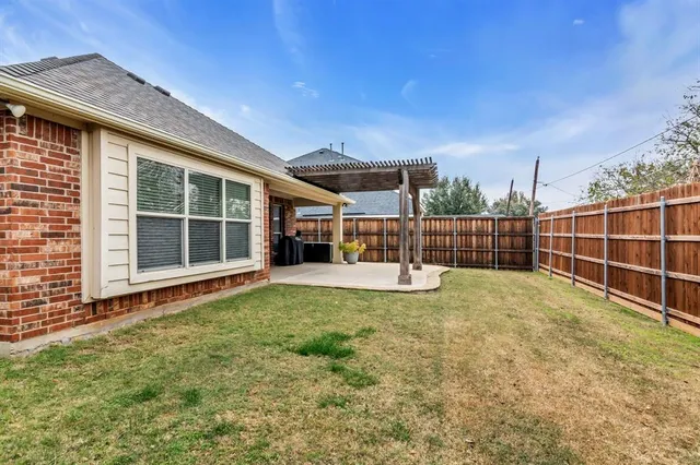 a view of a house with backyard and porch