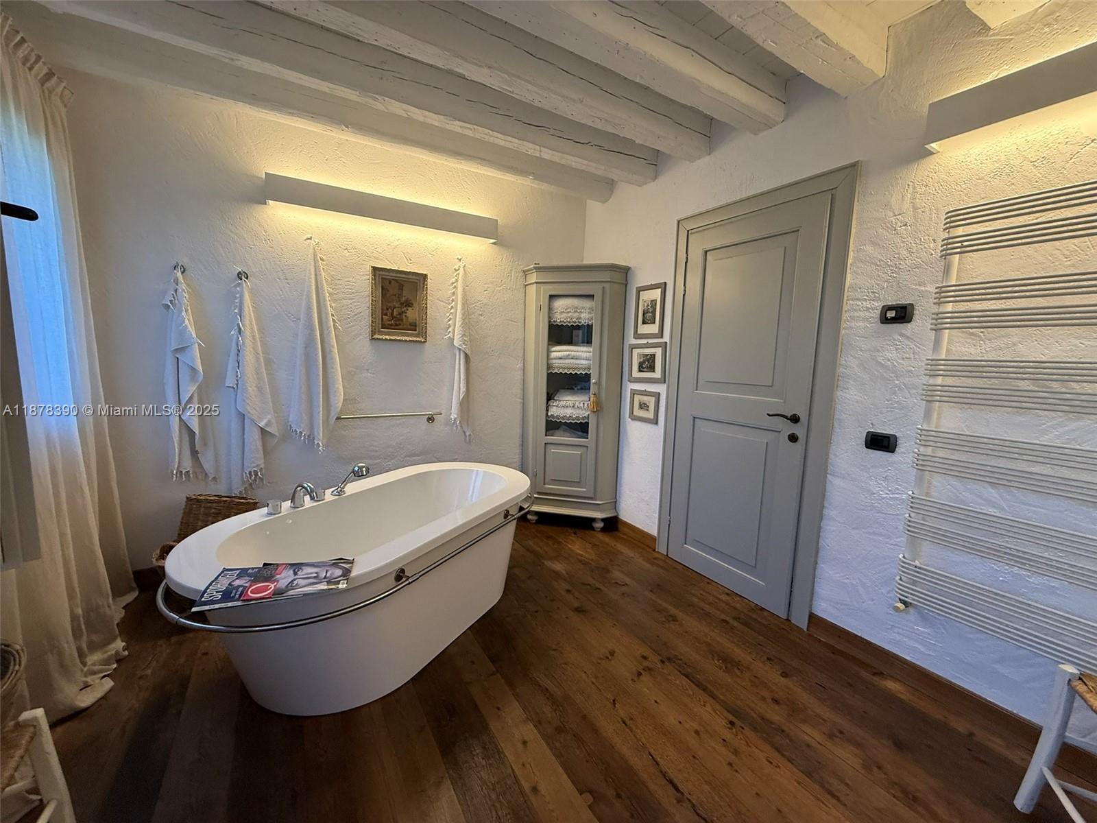 62 St Fosso (ve) Castellaro 62 Fosso (ve) Decatur, IT 30030 - Photo 14 of 39 a bathroom with a tub and shower