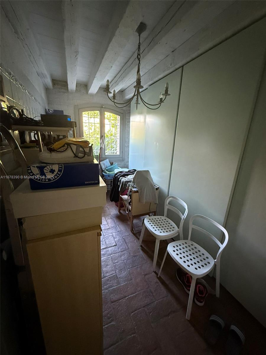 62 St Fosso (ve) Castellaro 62 Fosso (ve) Decatur, IT 30030 - Photo 15 of 39 a view of a livingroom with furniture