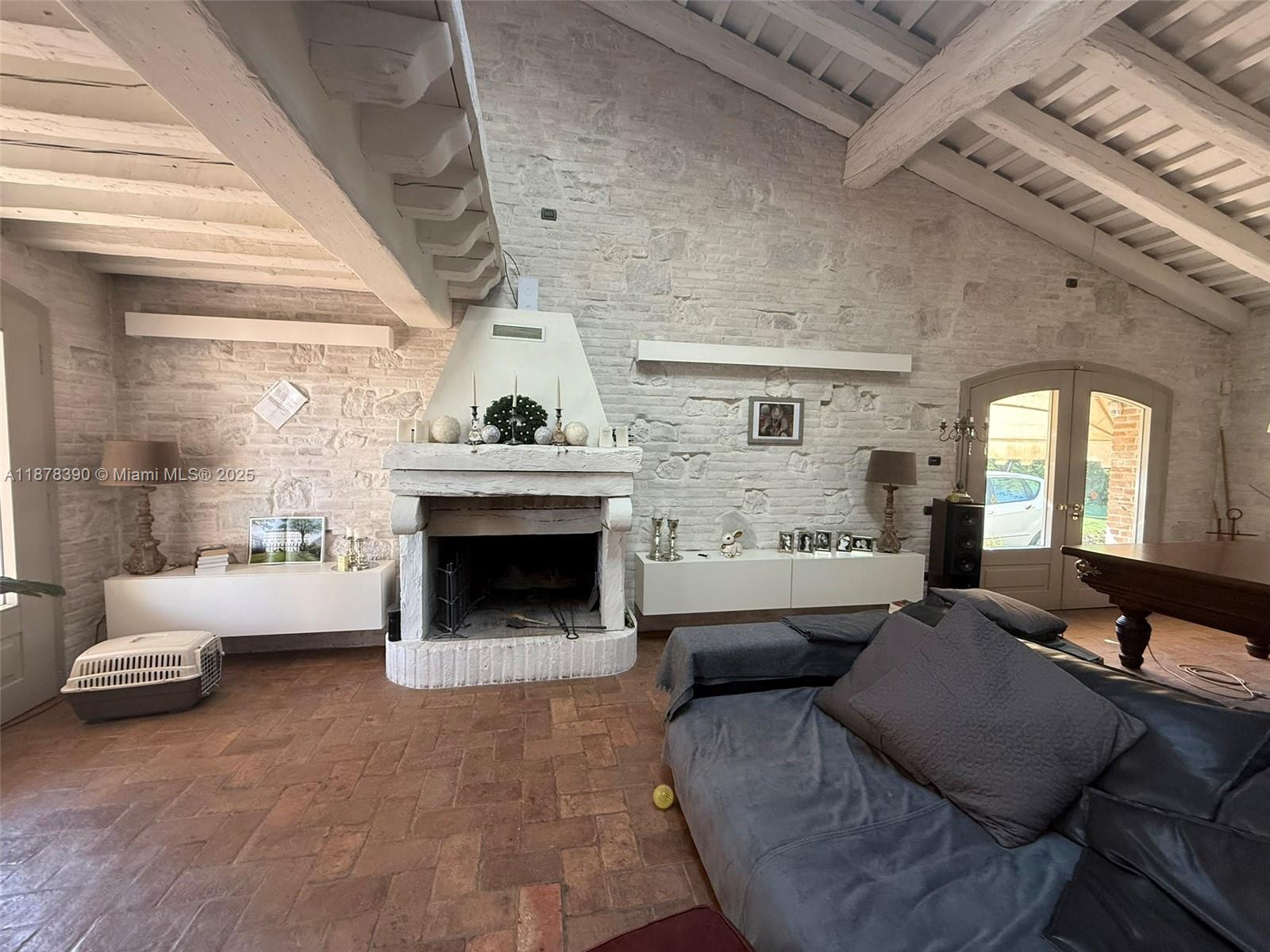 62 St Fosso (ve) Castellaro 62 Fosso (ve) Decatur, IT 30030 - Photo 19 of 39 a living room with furniture and a fireplace